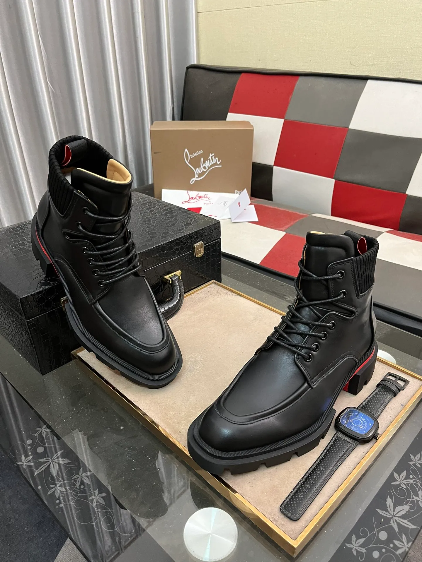 Men's shoes 💰880⌚️⌚️CL New formal leather shoes Christia* Loubouti* Red-soled shoes GREGGO men's Oxford shoes Made of imported cowhide/glossy patent leather/stitched contrasting high silk suede. Three-section toe design. Iconic red outsole, the ultimate personalized shoe. Original color cowhide lining. Original Italian leather outsole; fine workmanship brings you a luxurious experience. With its neat silhouette and straightforwardness, GREGGO men's Oxford shoes are Oxford shoes born for city roaming. The elegant lines and classic silhouette exude eternal charm. The black patent leather material is exquisite and eye-catching, adding a sense of luxury to the overall look. The slender toe design is full of elegance, and matched with closed shoelaces of the same color, the sophistication is invisible. The slim sole design provides the shoes with a light foot feel, elegant steps, and a refined and elegant look. Shows outstanding texture.  Standard leather shoe size: 38-44